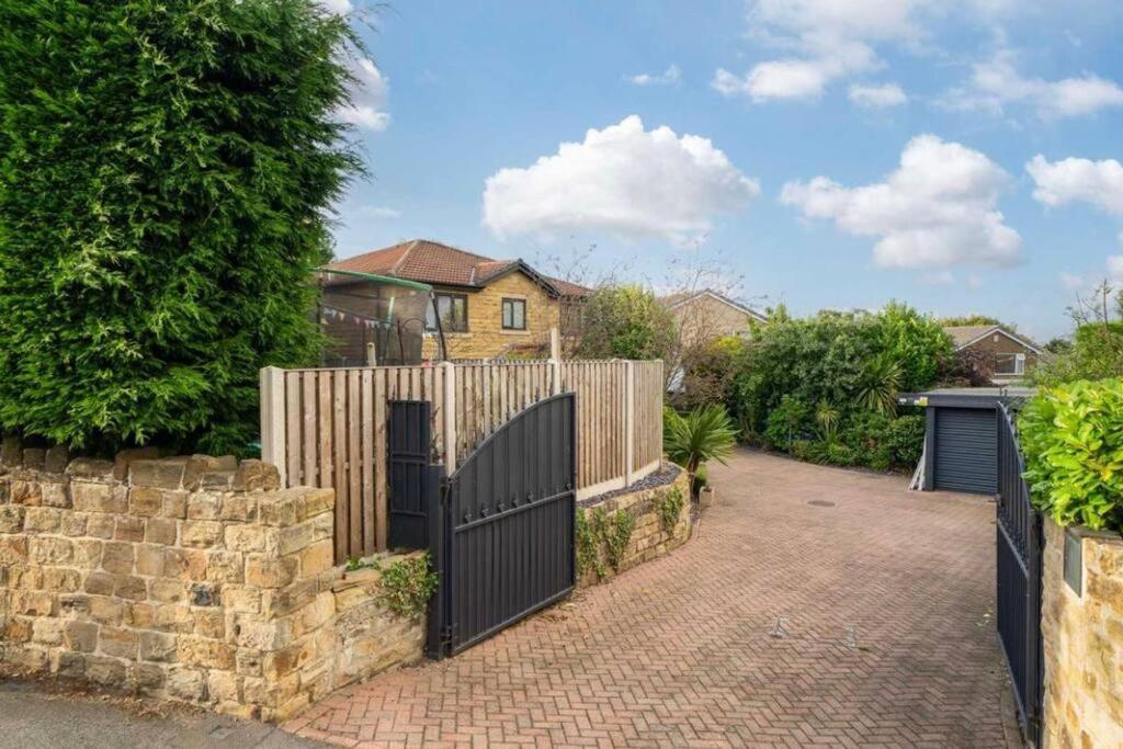 Frank Lane Dewsbury Exterior foto